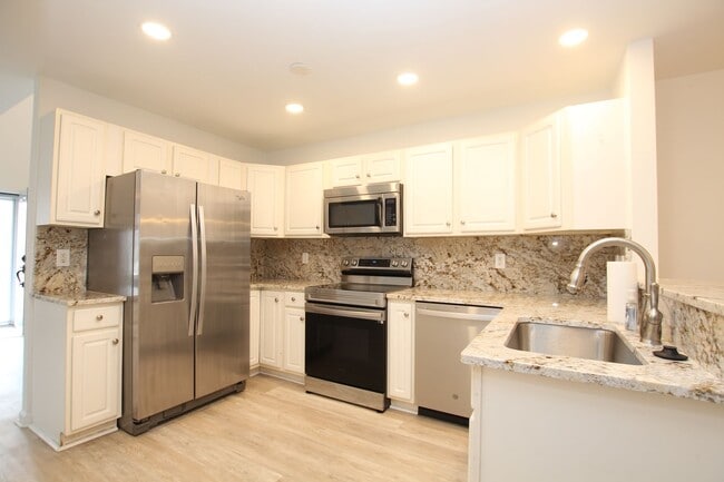 Building Photo - Updated 3Bed 3Bath Townhouse in Plantation East