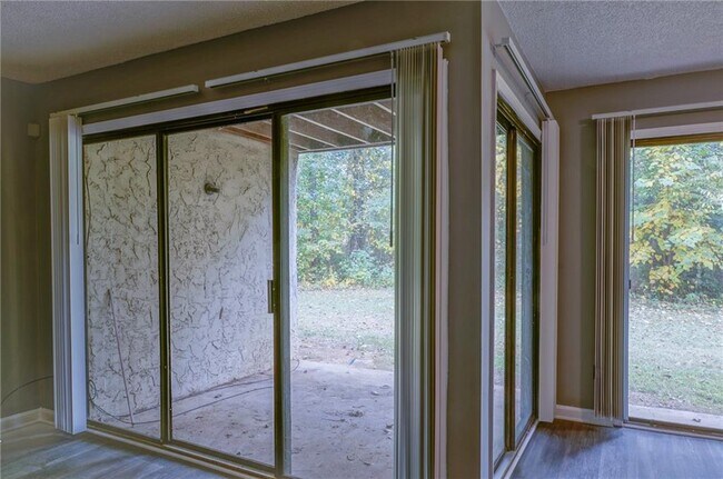 Building Photo - 3575 Oakvale Rd