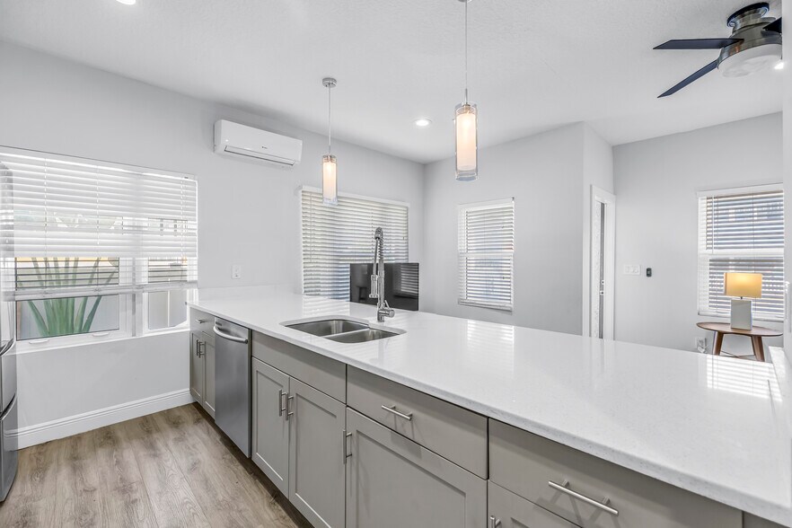 Building Photo - 486 9th Ave N