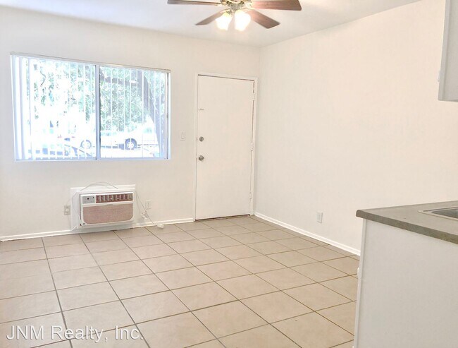 Building Photo - 15115-15125 Victory Blvd