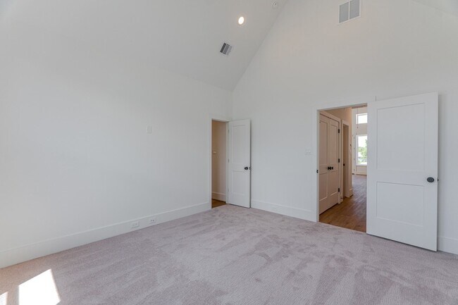 Building Photo - 7605 Victory Dr