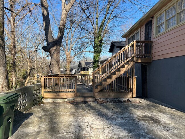 Building Photo - Spacious 3/2 Duplex Unit w/ Bonus Room Min...
