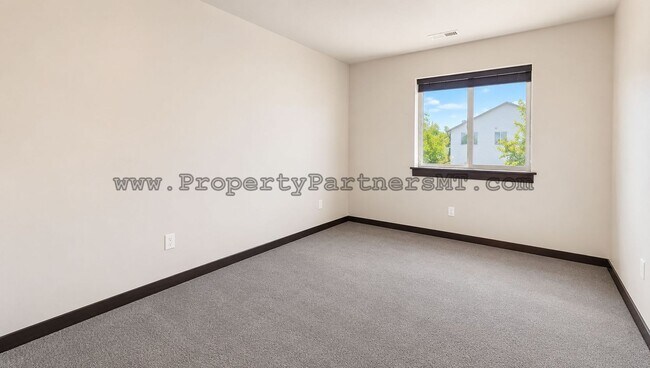 Building Photo - *** Modern *** 3 Bed 2.5 Bath Townhouse