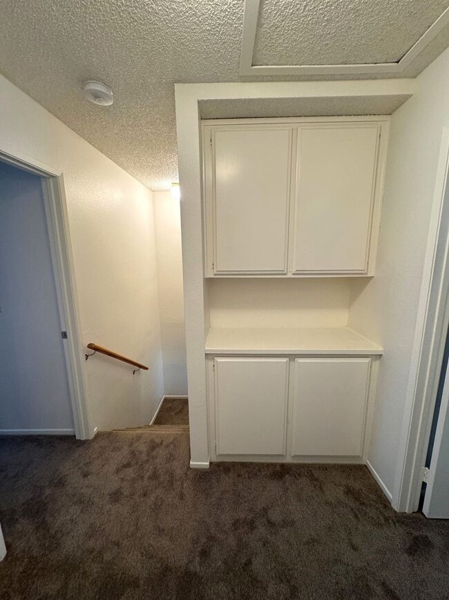Building Photo - Spacious 3+2.5 Townhome in Woodbridge Park