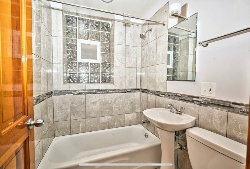 Building Photo - 1747 W Le Moyne St