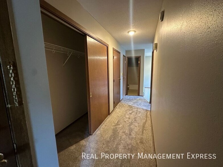 Building Photo - Spacious 2 Bedroom Apartment