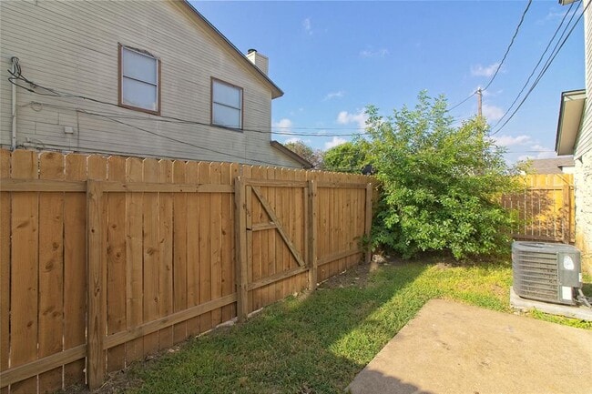 Building Photo - 2211 Creekside Ln