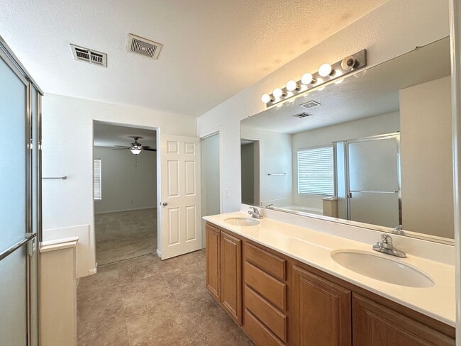 Building Photo - 560 Playa Linda Pl