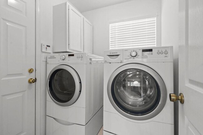 Building Photo - 406 Shorewood Cir