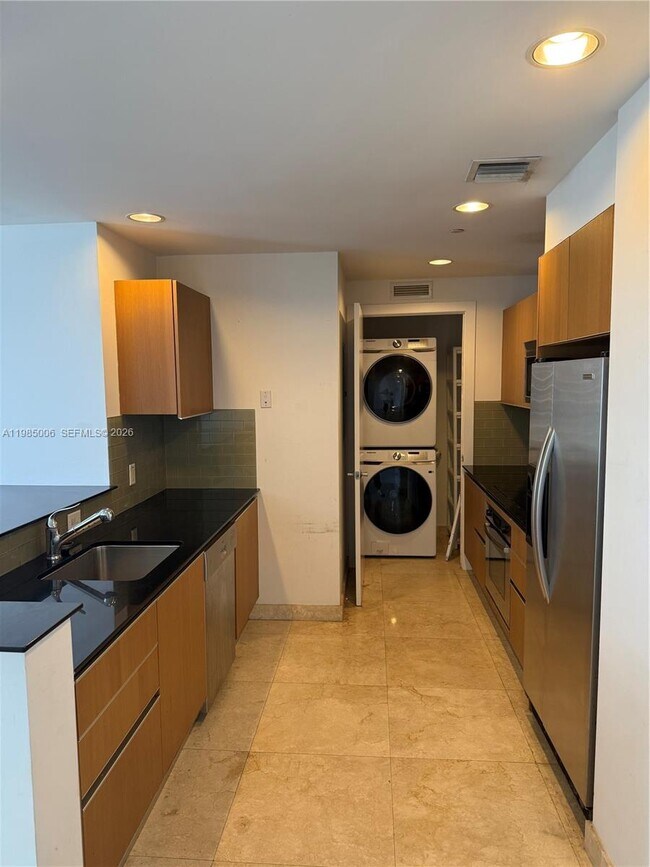 Building Photo - 1060 Brickell Ave