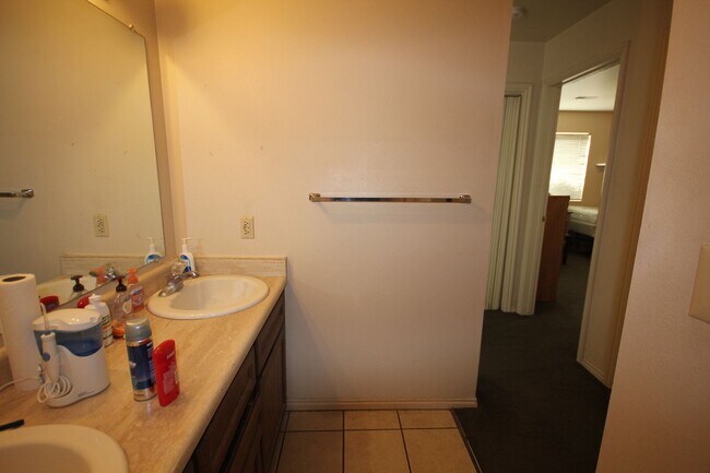 Building Photo - WHOLE APARTMENT available in Wellington 1 for Fall 2026