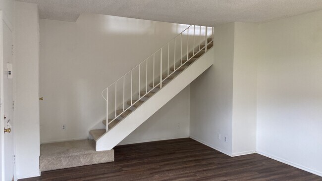 Building Photo - 770 E Mariposa St