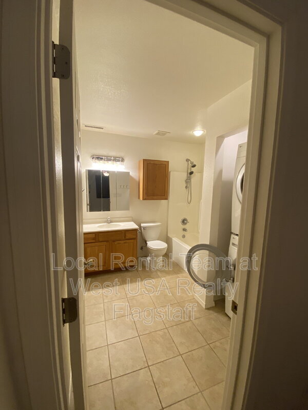 Building Photo - 3018 N Loma Vista Dr