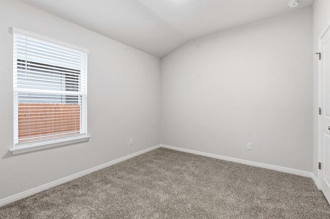 Building Photo - 825 Sun Grv Trl