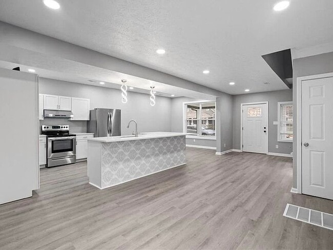 Building Photo - 846 N Parker Ave