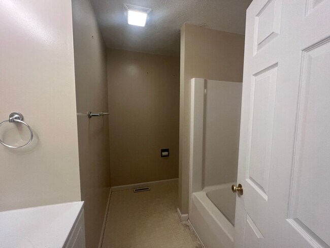 Building Photo - 4 Bedroom 2 Full Bath Chatham!