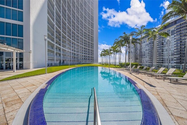 Building Photo - 601 NE 36th St