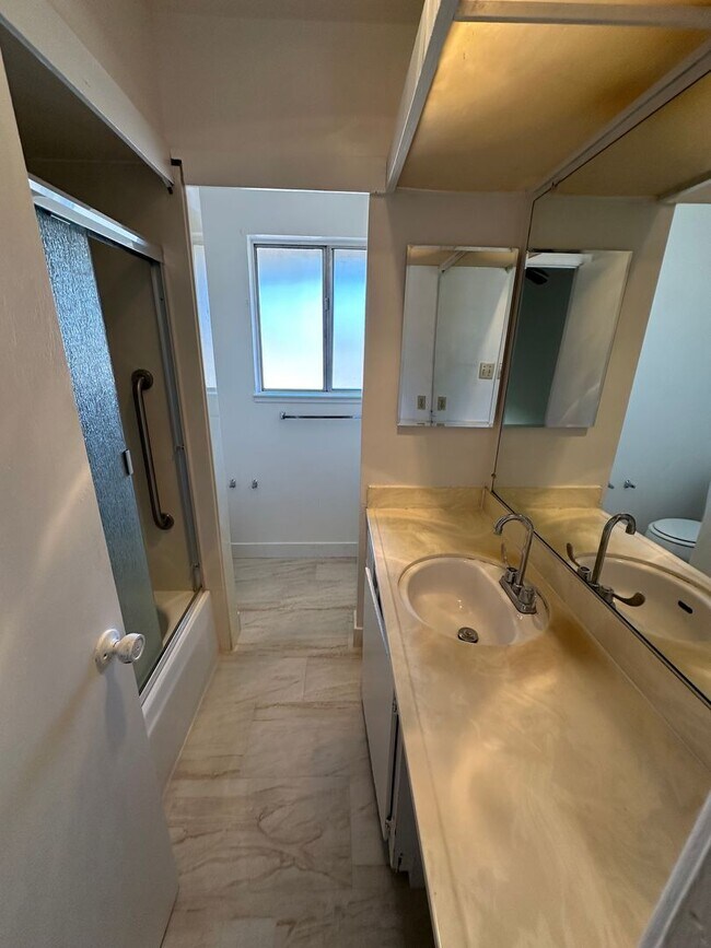 Building Photo - 2 Bed 1.5 Bath #B Unit In Roundtree