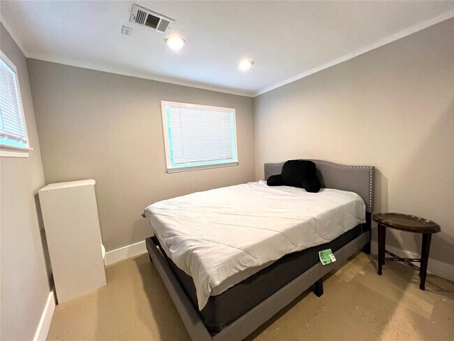 Building Photo - 3500 Del Robles Dr