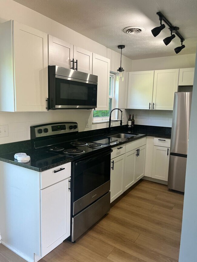 Building Photo - Two bedroom townhouse in Amherst!