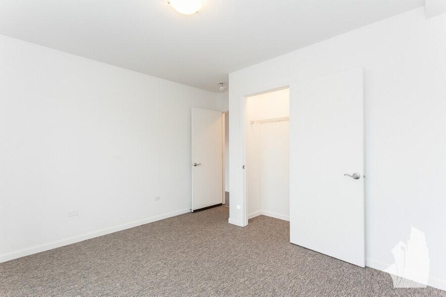 Building Photo - 1545 W Glenlake Ave