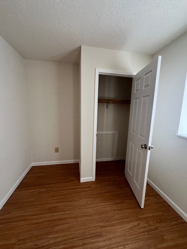 Building Photo - 4 bed 1.5 bath home close to I-44