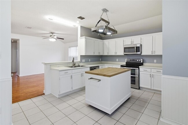 Building Photo - 120 Mule Deer Ct
