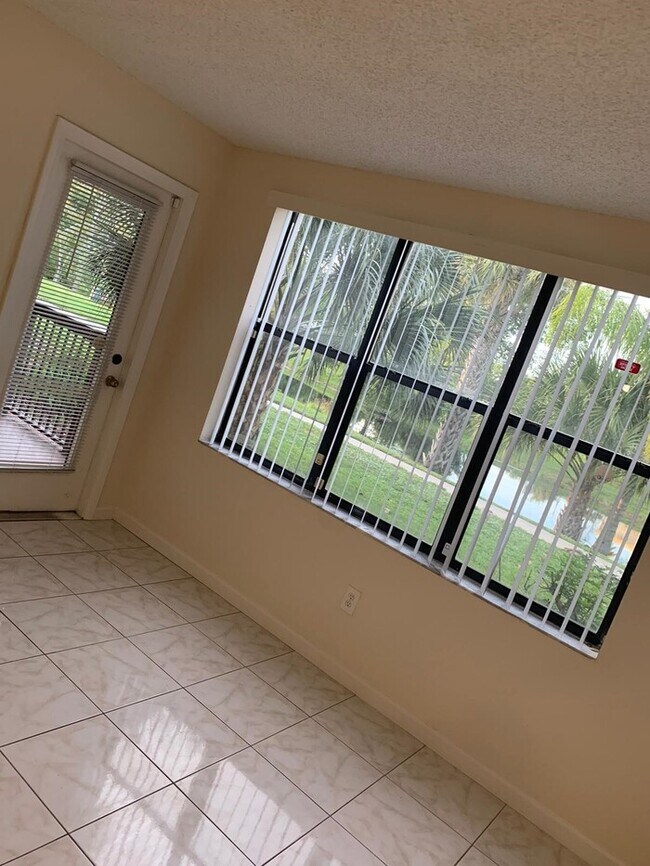 Building Photo - 4561-21 2bed/1 bath