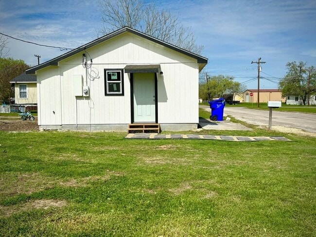 Building Photo - Yoakum - 501
