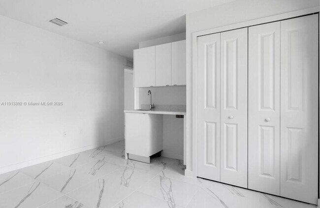 Building Photo - 152 NW 18th St