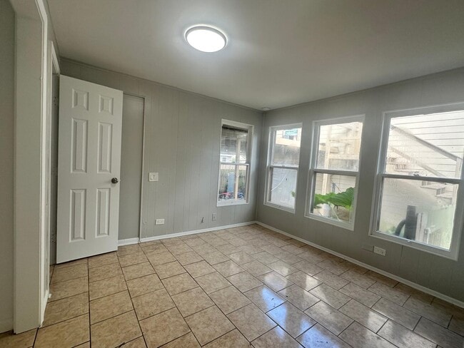 Building Photo - 918 W 5th St