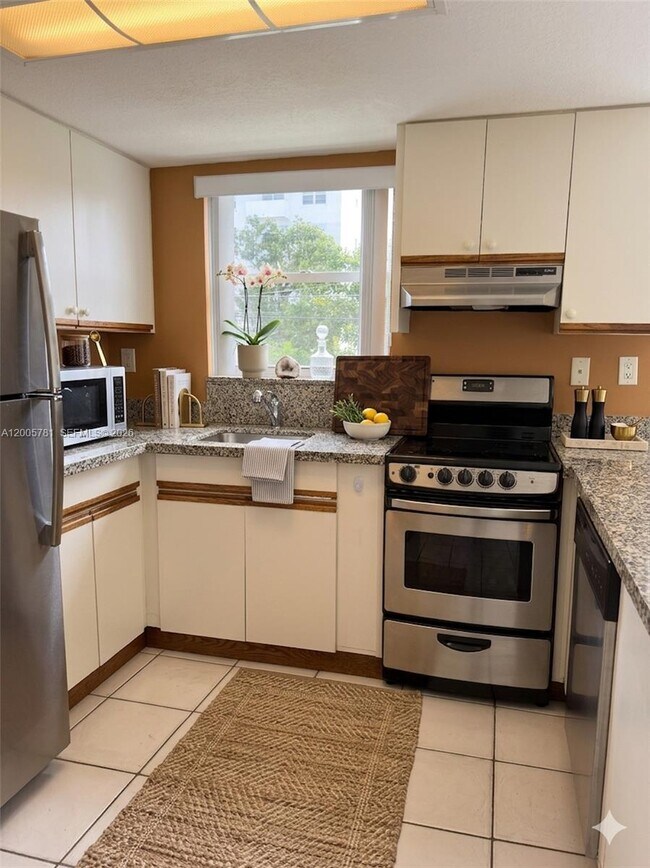 Building Photo - 3052 SW 27th Ave