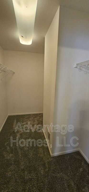 Building Photo - 809 Midjay Dr