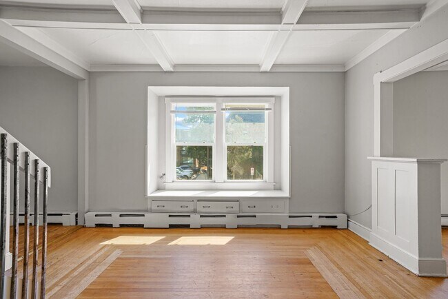 Building Photo - 975 University Ave