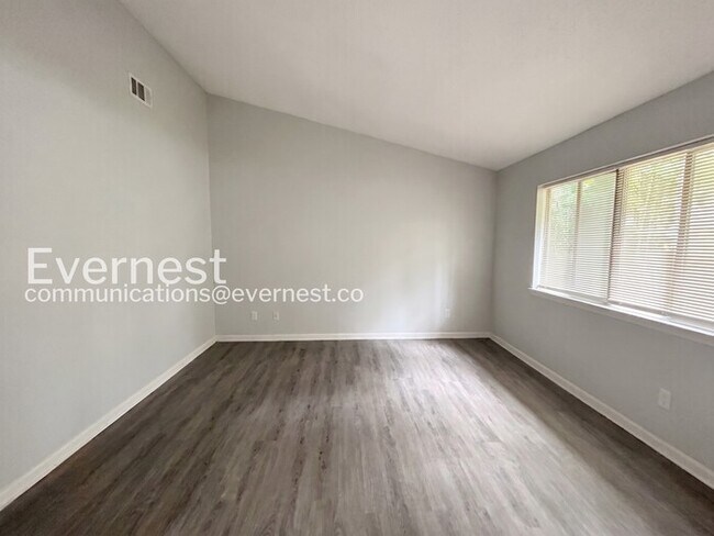 Building Photo - 3-Bed/1.5-Bath Home with Fenced Yard/Pet Friendly/Available Soon!