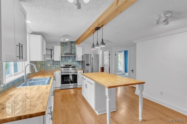 Building Photo - 260 Baynes St