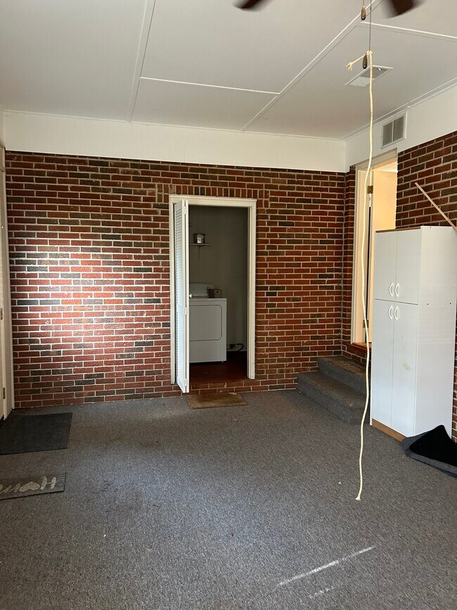 Building Photo - 621 Miller St