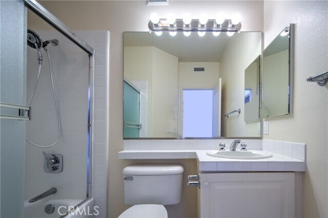 Building Photo - 15 Riva Dr