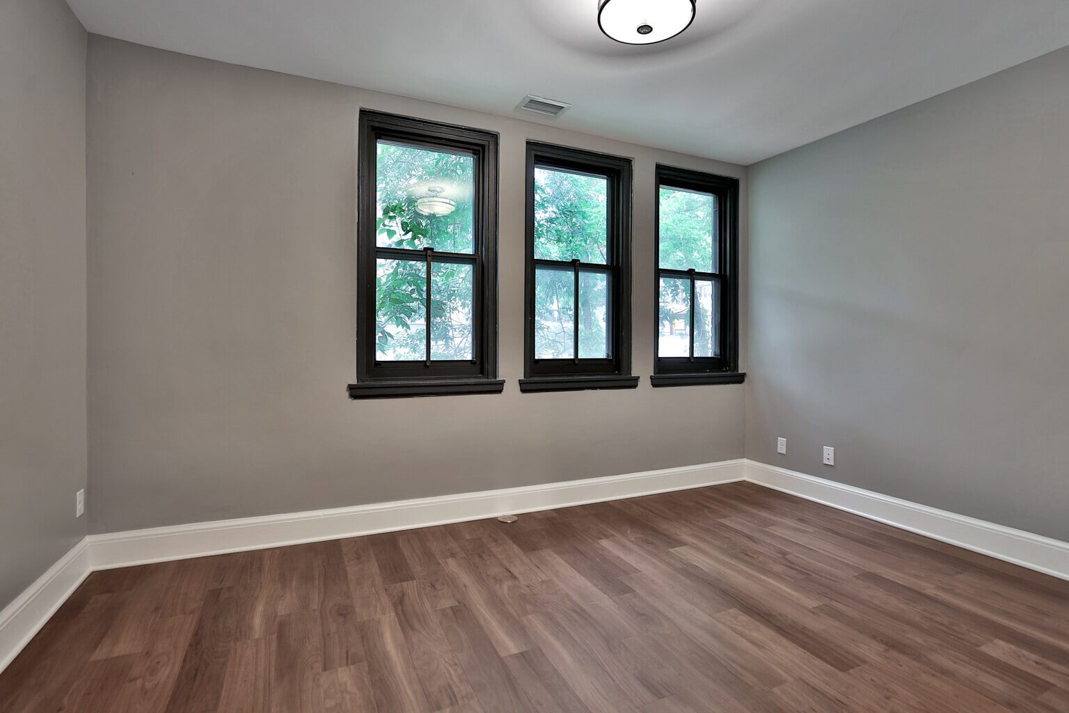 Building Photo - 107 Chestnut St E