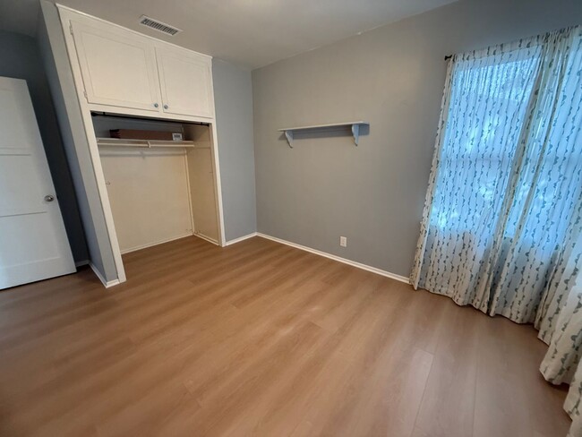 Building Photo - Mid Town Ventura- 3 Bedroom, 1 Bath