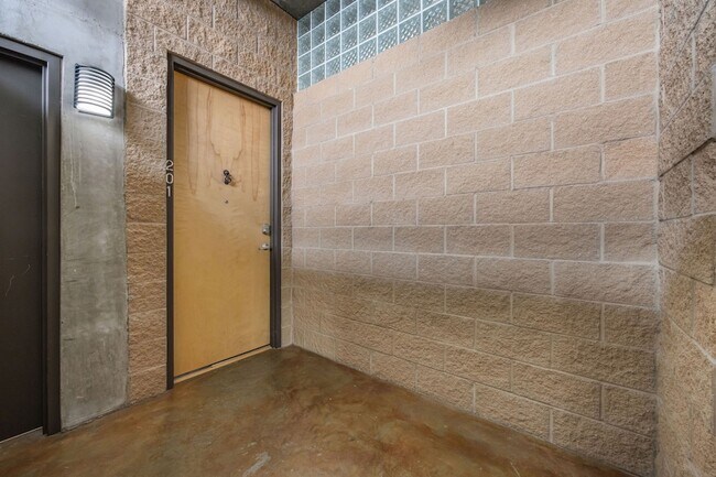 Building Photo - 505 Bastrop St