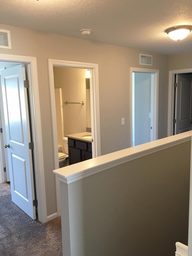 Building Photo - 716 SE Crossings Ln