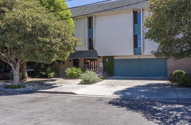 Building Photo - Centrally located one bedroom condo that w...