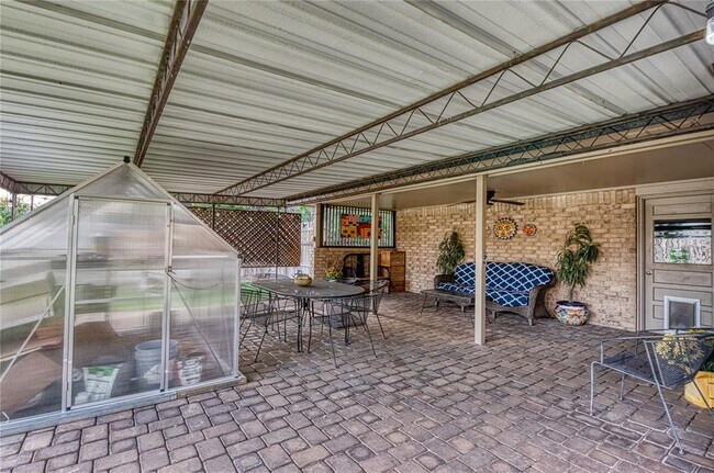 Building Photo - 1304 Lynnwood Dr