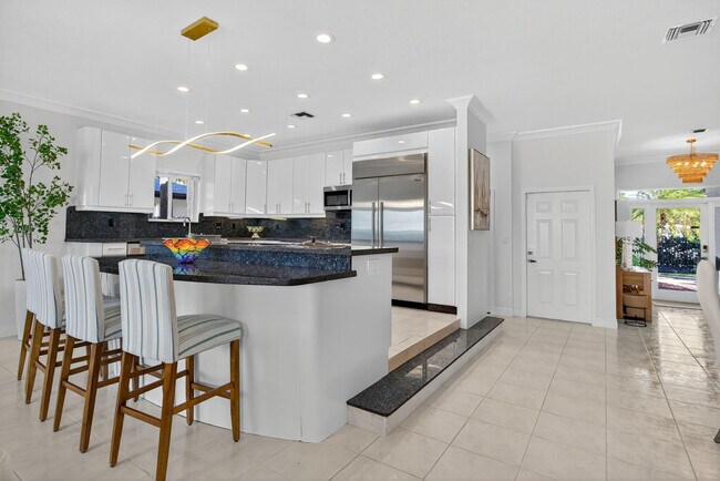 Building Photo - 513 S Riverside Dr