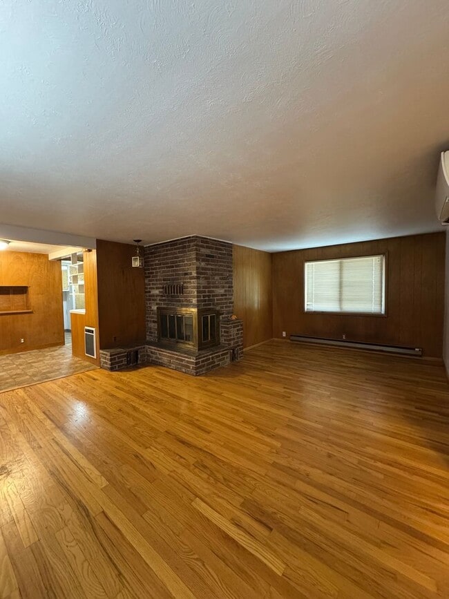 Building Photo - Cozy 2-Bed with Spacious Living, Parking, Pets OK!