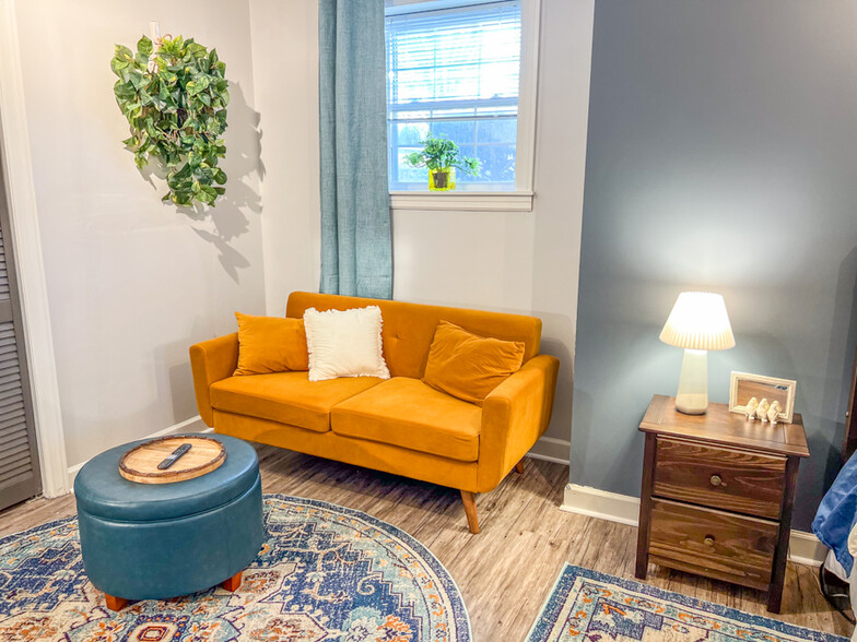 Furnished bedroom - 2031 Eversong Ln