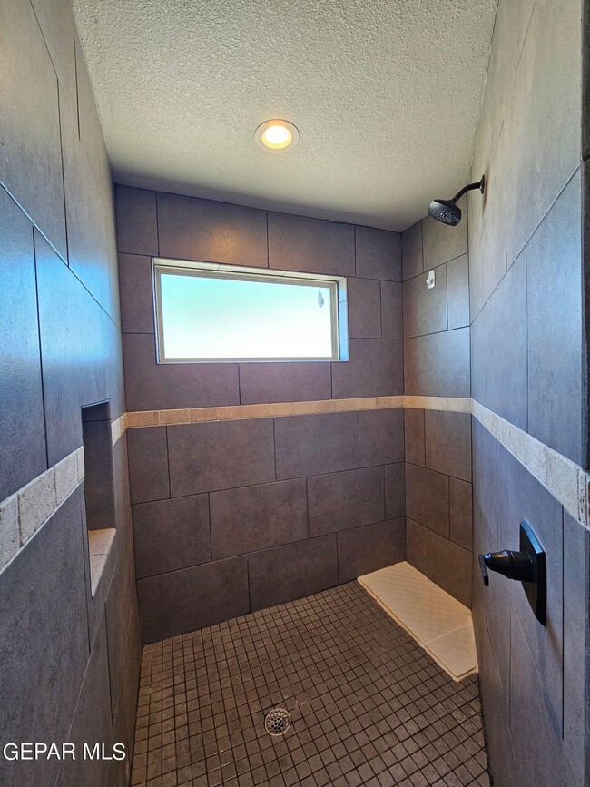 Building Photo - 777 Aislaby St