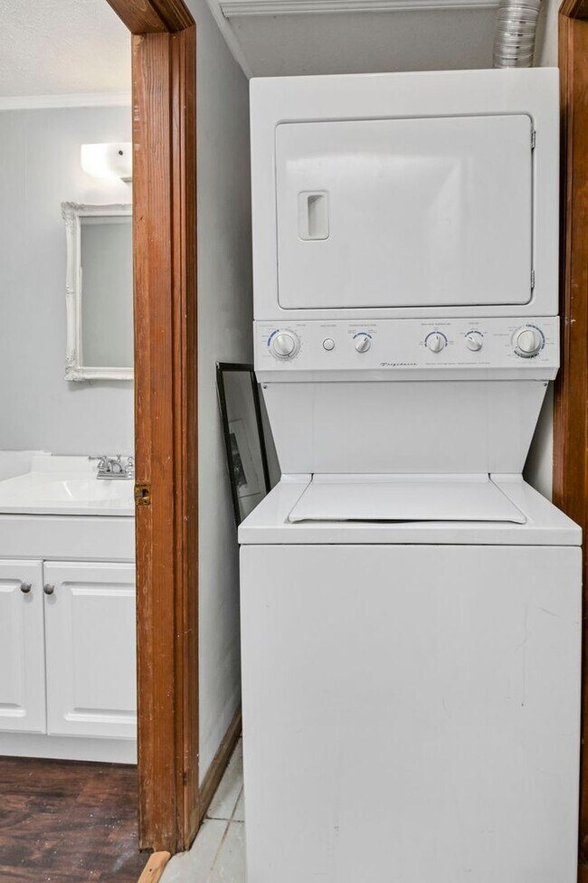 Building Photo - Just 8 Minutes from USC – Charming 2 Bedroom Home with Covered Front Porch!