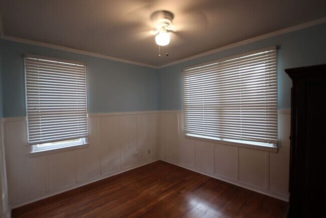 Building Photo - 3 Bedroom, 1.5 Bath Home in Central Tyler!